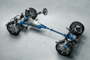 FRベースの新型プラットフォームを採用。欧州のプレミアムモデルの多くがFRベースである事実を踏まえ、新開発アーキテクチャで勝負を挑んだ。パワートレインだけでなく、サスペンションについても熟成が進み、後発のCX-80や後期型CX-60では硬めの乗り心地も改善されている。