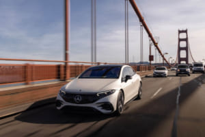 アクティブディスタンスアシスト・ディストロニック（自動再発進機能付）＆アクティブステアリングアシストは、ステアリングに手を添えているだけで、自動加減速とステアリングアシストで、前車との最適な距離を維持しながら、車線もキープしドライバーの疲労を大幅に軽減。