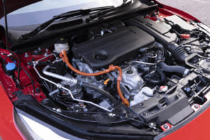 ホンダ・プレリュード：パワートレインには、ホンダ独自の2モーターハイブリッドシステム「e:HEV（イーエイチイーブイ）」を搭載。シビックタイプRシャシーをベースにグランドツーリングにふさわしい専用セッティングが施されており、より低燃費でより楽しい走りは、ハイブリッド車のイメージを一新させる。