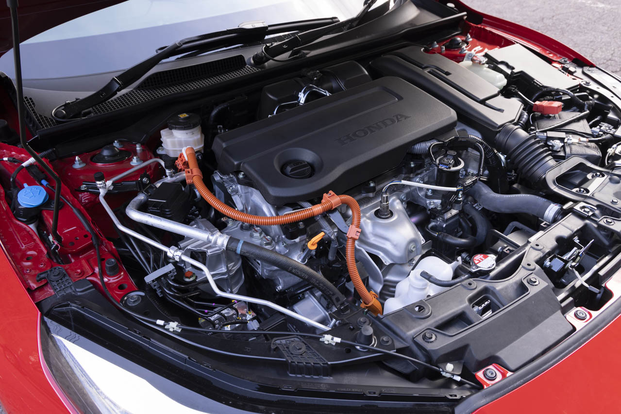 ホンダ・プレリュード：パワートレインには、ホンダ独自の2モーターハイブリッドシステム「e:HEV（イーエイチイーブイ）」を搭載。シビックタイプRシャシーをベースにグランドツーリングにふさわしい専用セッティングが施されており、より低燃費でより楽しい走りは、ハイブリッド車のイメージを一新させる。