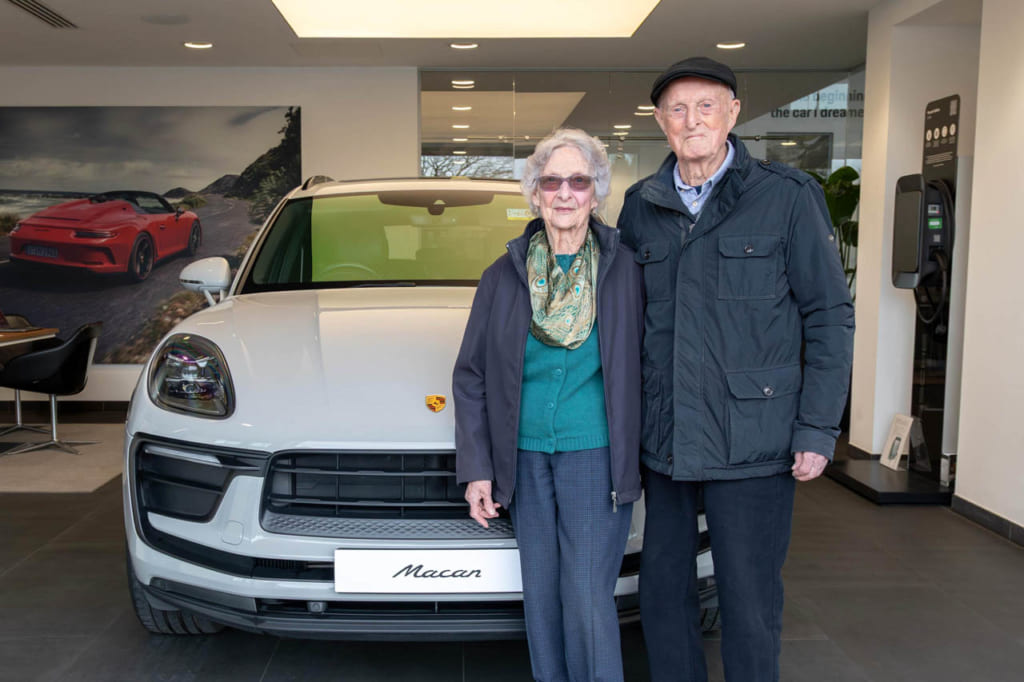 ポルシェ・マカンを愛車に選んだ、デレク・エバンス氏とオードリー夫人