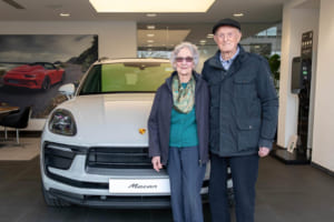 92歳、マカンで若者を置き去りに。結婚70周年で「人生初のポルシェ」を選んだ夫婦の“現役”ライフ