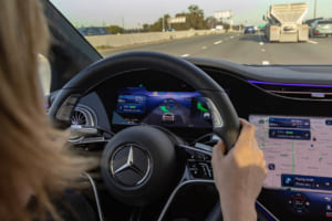 アクティブレーンチェンジアシストは、移動したい車線側の方向へウインカーを点滅させるだけで、自動で車線変更ができ、高速道路での追い越しが簡単にできる。