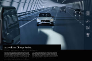 アクティブレーンチェンジアシストは、移動したい車線側の方向へウインカーを点滅させるだけで、自動で車線変更ができ、高速道路での追い越しが簡単にできる。写真はEQS。