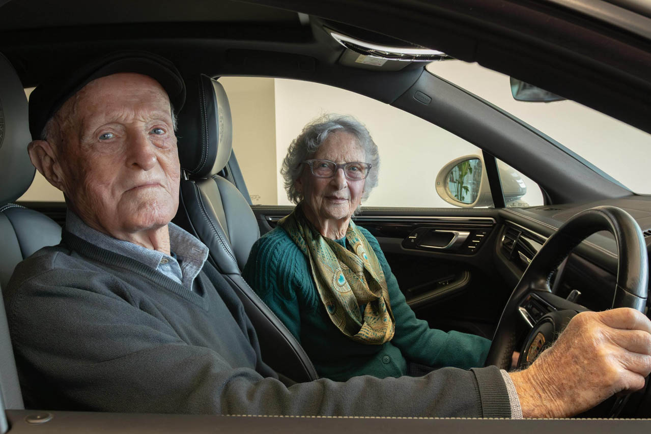 ポルシェ・マカンを愛車に選んだ、デレク・エバンス氏とオードリー夫人