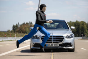 アクティブブレーキアシスト（歩行者／飛び出し／右折時対向検知機能付）は、前走車、自転車、歩行者などとの衝突の危険性を警告。ブレーキ圧の補助や自動ブレーキで衝突回避・被害軽減をサポート。