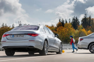 アクティブブレーキアシスト（歩行者／飛び出し／右折時対向検知機能付）は、前走車、自転車、歩行者などとの衝突の危険性を警告。ブレーキ圧の補助や自動ブレーキで衝突回避・被害軽減をサポート。