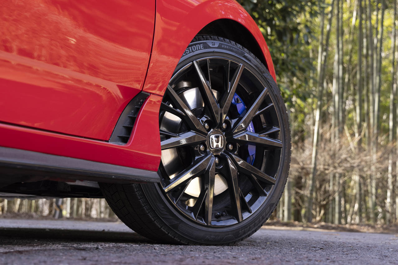 ホンダ・プレリュード：足元にはスタッドレスタイヤ（ブリヂストン・ブリザックWZ-1）を装着していたが、雪道では4WDでなくても高い走行性能を確認できた。