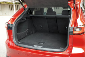 4対2対4分割可倒の後席は共通。ハンズフリー機能付きパワーリフトゲートも標準装備。サブトランクを含む荷室容量は570Lで、後席を倒さずゴルフバッグ4個を横に積むこともできる。