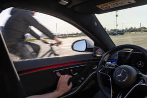 アクティブブラインドスポットアシスト（降車時警告機能付）は、車線変更が危険すぎる場合に、サイドミラーにある赤い警告信号でドライバーに知らせる。自動補助ブレーキで危険回避をサポート。