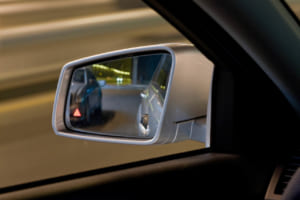 アクティブブラインドスポットアシスト（降車時警告機能付）は、車線変更が危険すぎる場合に、サイドミラーにある赤い警告信号でドライバーに知らせる。自動補助ブレーキで危険回避をサポート。