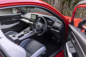 ホンダ・プレリュード：低く水平基調の視界、Dシェイプデザインのステアリングホイールなど、走りへの期待感を高めるインテリアデザイン。