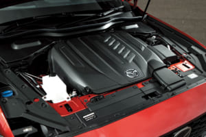 PHEVやマイルドハイブリッドの設定もあるCX-60の3.3Lディーゼル。ドライブエディションには電動アシストのない素のディーゼルエンジンが搭載される。231ps/500Nmのスペックに変更はない。トルクフルで定評のあるディーゼルエンジンの走りを堪能できる。