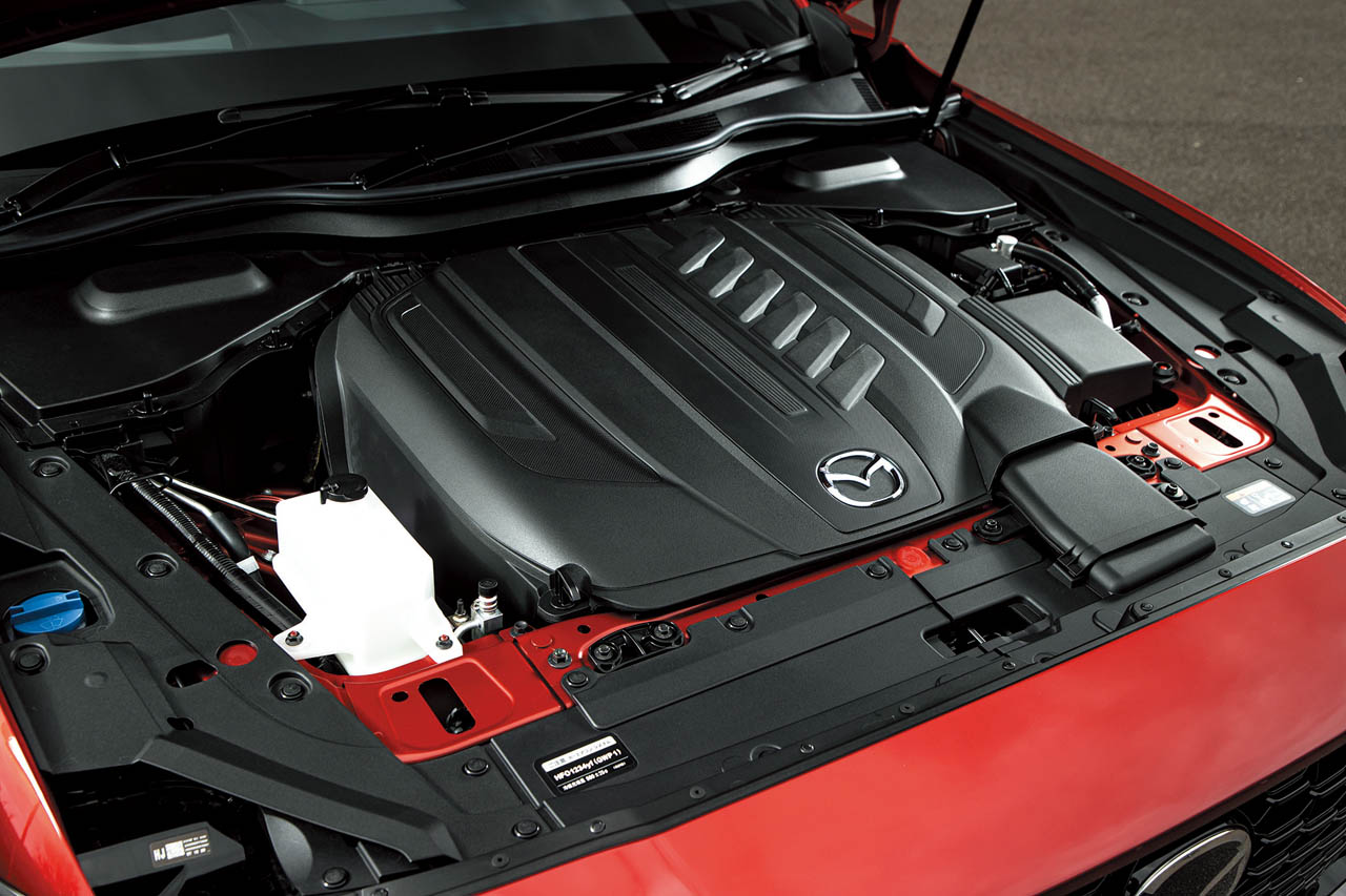 PHEVやマイルドハイブリッドの設定もあるCX-60の3.3Lディーゼル。ドライブエディションには電動アシストのない素のディーゼルエンジンが搭載される。231ps/500Nmのスペックに変更はない。トルクフルで定評のあるディーゼルエンジンの走りを堪能できる。