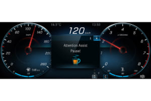 アテンションアシストは眠気やドライバーの不注意の典型的な兆候を認識し、休憩を促す警告メッセージを表示。追加のマイクロスリープ警告は新機能。写真はEQS。