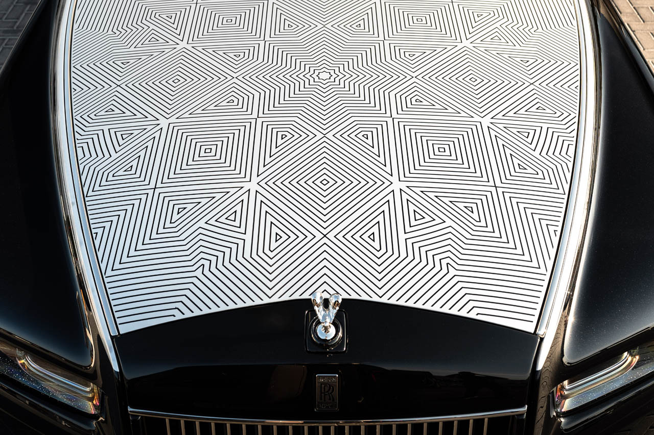 中東の“マシュラビーヤ”をボンネットに刻む。ロールス・ロイス「ファントム・アラベスク」が宿す、深さ145ミクロンの小宇宙