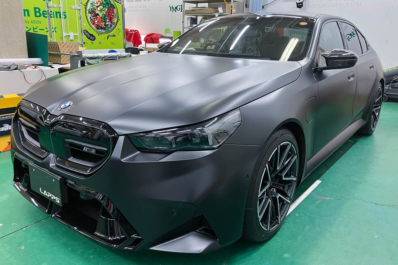 AFTER：BMW M5を、ペイントプロテクションフィルム（PPF）のマット系とグロス系を使い分けた大人のコーディネート。