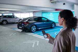 従来の標識付き制限速度に加えて、EQSのトラフィックサインアシストは、道路工事の頭上ガントリーと標識を認識。一時停止標識と赤信号の走行警告が含まれる。