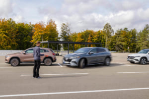 リモートパーキングアシストは、ドライバーが車外にいる間もスマートフォンを使って近くから車両を駐車・駐車解除できる機能。これにより、出入り時の快適性が向上し、ドアを開ける際の損傷から保護。