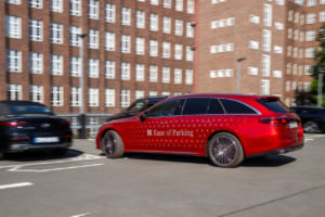 リモートパーキングアシストは、ドライバーが車外にいる間もスマートフォンを使って近くから車両を駐車・駐車解除できる機能。これにより、出入り時の快適性が向上し、ドアを開ける際の損傷から保護。写真はイージーパーキングアシスト車両デモカー。