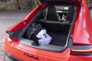 ホンダ・プレリュード：荷物の出し入れがしやすい開口部の広いテールゲート式の荷室は、後席を倒せば長尺モノの積載も可能だ。