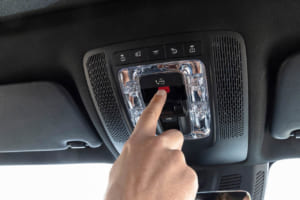 重大事故が検出されると、緊急通報が自動的にトリガーされる場合がある。SOSカバーの下のボタンを押すと、手動の緊急通報が開始される。