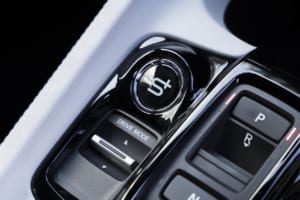 ホンダ・プレリュード：Honda S+ Shiftは、モーター駆動でありながら、仮想の8段変速で加減速時に緻密にエンジン回転数をコントロール。シフトアップ時にあえてトルクを変動させて心地よいシフトショックを与えるとともに、シフトダウン時にはブリッピング機能も取り入れられ、ドライバーの五感を刺激する。