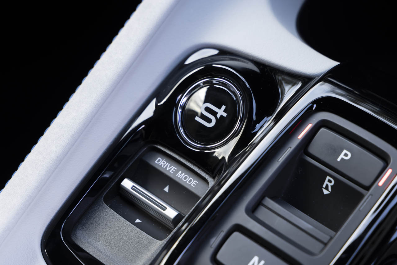 ホンダ・プレリュード：Honda S+ Shiftは、モーター駆動でありながら、仮想の8段変速で加減速時に緻密にエンジン回転数をコントロール。シフトアップ時にあえてトルクを変動させて心地よいシフトショックを与えるとともに、シフトダウン時にはブリッピング機能も取り入れられ、ドライバーの五感を刺激する。