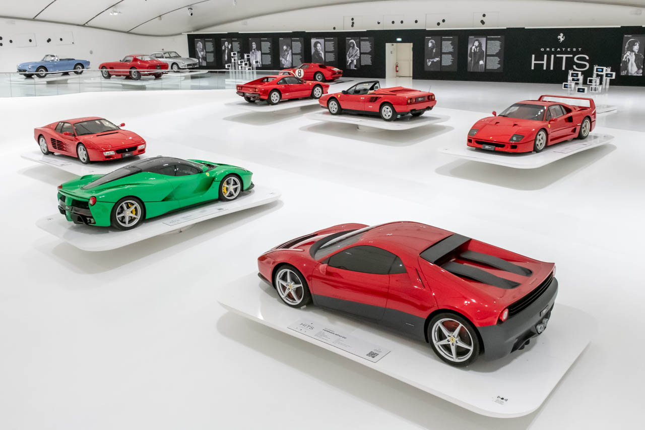 クラプトンの「SP12」やカラヤンの「250 GT Lusso」が集う。音楽とフェラーリの絆に迫る特別展が伊モデナで開幕