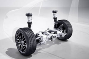 革新テクノロジーとしてリア・アクスルステアリングを採用。低速時にはコーナリング時の回頭性を高めると同時に、より小さな回転半径で駐車が楽。高速時には安定性の高い高速コーナリングやレーンチェンジを実現する。