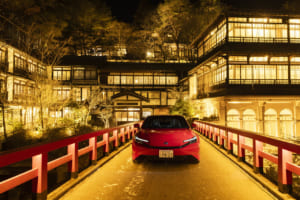 ホンダ・プレリュード：赤い橋から臨むライトアップされた積善館の美しさに、プレリュードの存在感も負けていない。