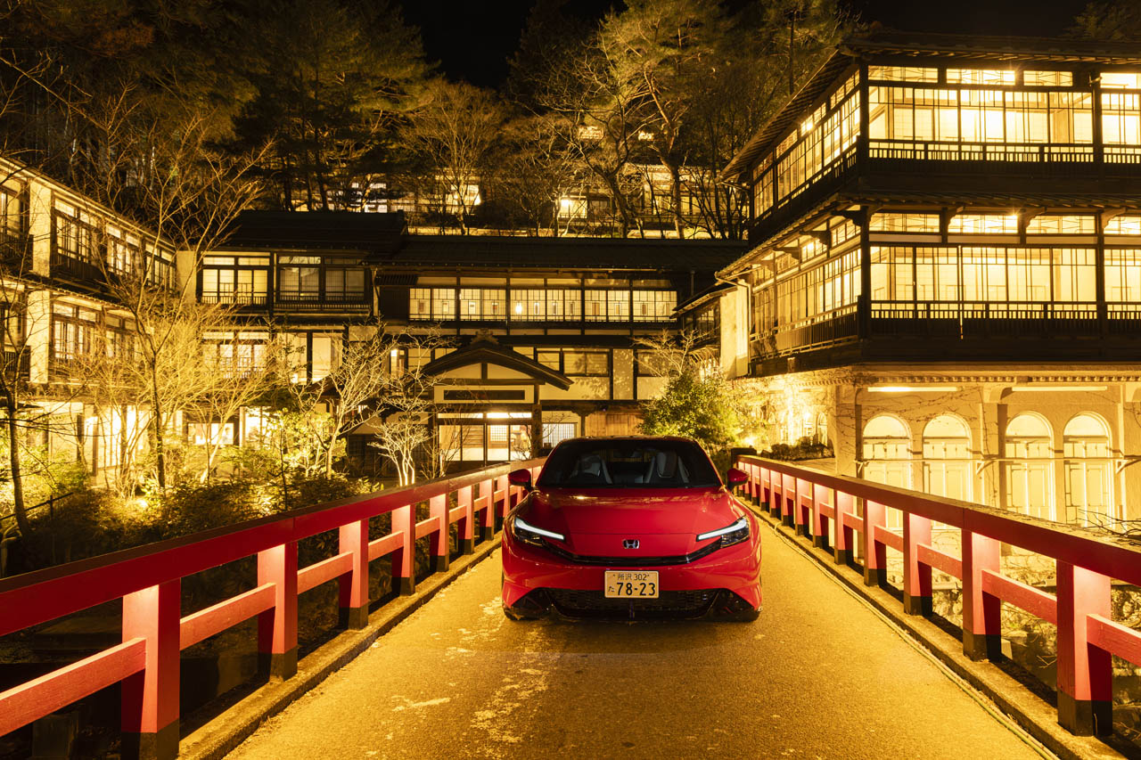 ホンダ・プレリュード：赤い橋から臨むライトアップされた積善館の美しさに、プレリュードの存在感も負けていない。