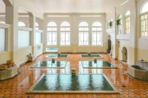 四万温泉 積善館：元禄の世に創業して以来、およそ300年にわたって湧き出る四万の湯とともに訪れる多くの人々を癒してきた。