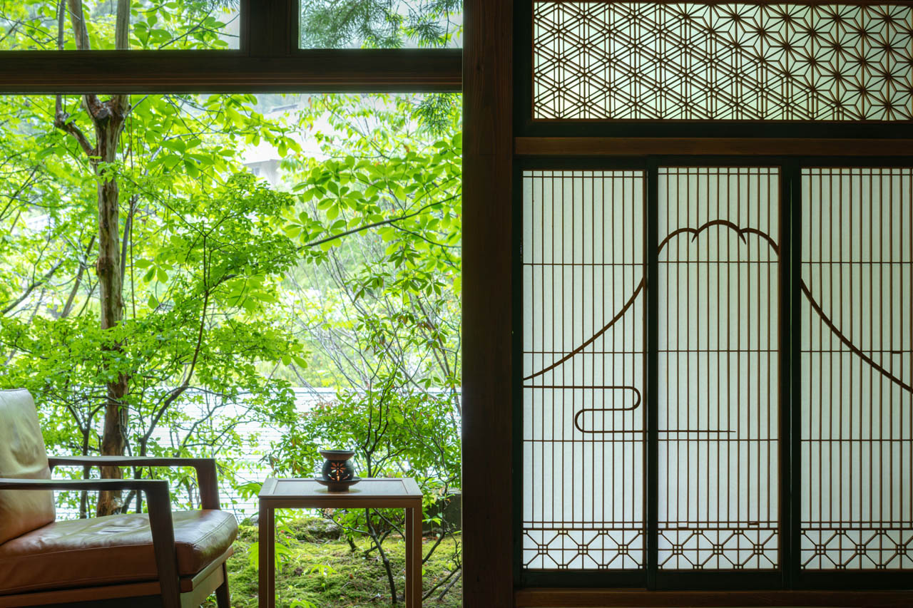 四万温泉 積善館：スタジオジブリ映画『千と千尋の神隠し』に登場する湯屋「油屋」のモデルのひとつと言われている。