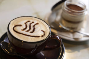 四万温泉スポット：昭和初期の建物を改装したノスタルジックな内外装の柏屋カフェ。