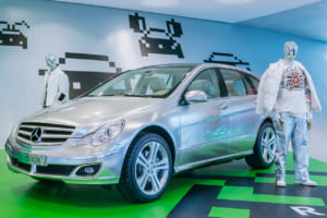 早すぎた「R」の理想とは。メルセデス「VISION R」が20年前に提示した、極上の6座空間と銀色の衝撃