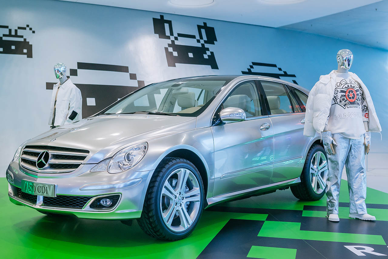 早すぎた「R」の理想とは。メルセデス「VISION R」が20年前に提示した、極上の6座空間と銀色の衝撃