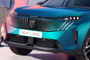 プジョー新型EV「E-3008」発売。航続604km・760万円の「説得力」と、STLAミディアムの“回答”