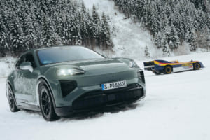 【ポルシェ】1156psの新型カイエンEV、伝説のマシン「917/30」と雪上共演