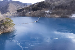 四万温泉スポット：神秘的な青い色の奥四万湖は「四万ブルー」として人気スポットのひとつ。