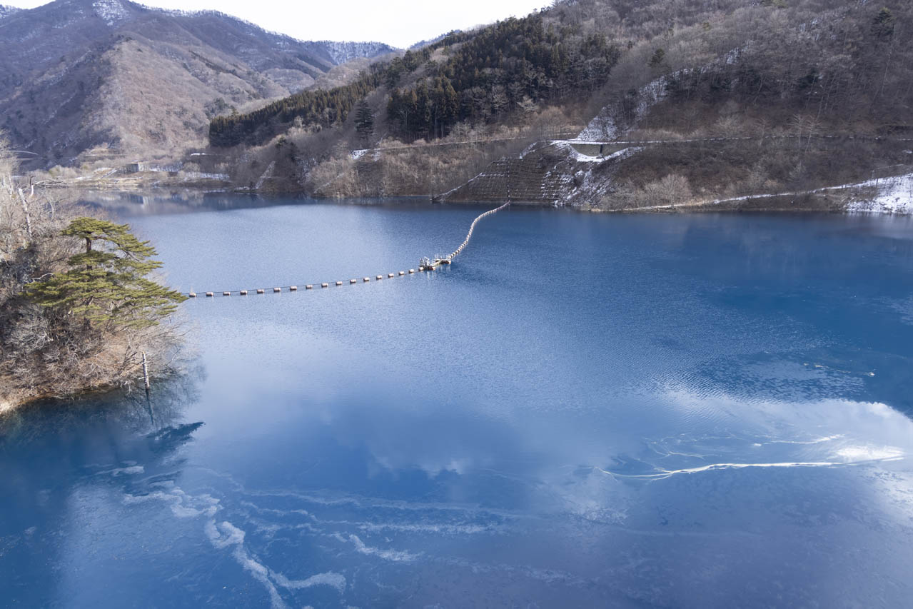 四万温泉スポット：神秘的な青い色の奥四万湖は「四万ブルー」として人気スポットのひとつ。