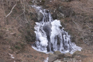 四万温泉スポット：滝の落下する形が桃の実に似ているので名づけられたとも伝えられている「桃太郎の滝」。