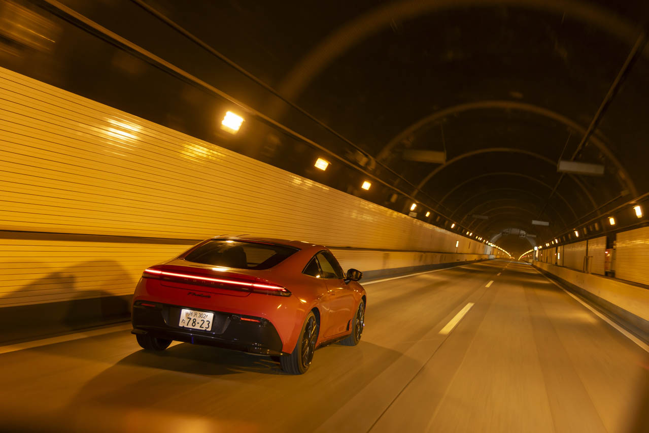 ホンダ・プレリュード：トンネルを抜けるとまさに雪景色が広がっていた。