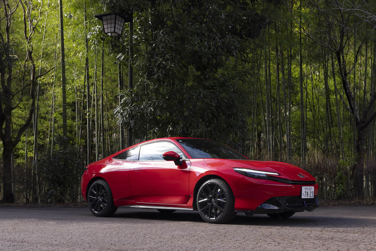 大空を滑空するグライダーをイメージしたという伸びやかなプロポーションを纏う。