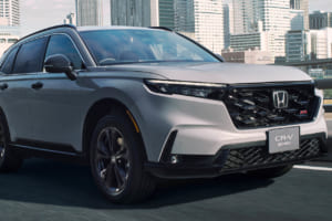 ホンダ新型「CR-V」が日本再上陸。2段ギアの最新e:HEVと至高のパッケージを備え、価格は512万円から