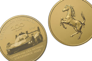 限定499枚、フェラーリ「499P」を純金に刻む。最新「F80」も描かれた、伊・造幣局の2026年記念コレクション