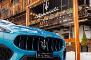 マセラティ「グレカーレ」特別車、五輪沸く伊コルティナで披露。氷雪の美学が宿る濃密な世界