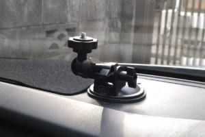 カメラを車載するためのマウント