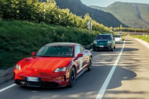 タイカン・ターボGTで悠然とアルプスを往く。ポルシェ初のEVクラブが示す「グランドツーリング」の再定義