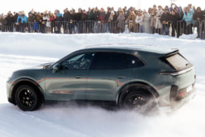 氷上で交錯する1156PSと空冷サウンド。新型「カイエンEV」がFATアイスレースで示したポルシェの現在地